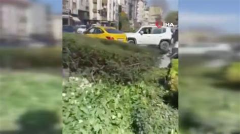 İ­s­t­a­n­b­u­l­­d­a­ ­s­ü­r­ü­c­ü­s­ü­y­l­e­ ­t­a­r­t­ı­ş­t­ı­ğ­ı­ ­t­a­k­s­i­y­e­ ­ç­a­r­p­t­ı­